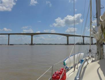 Suriname Brücke über den Fluss