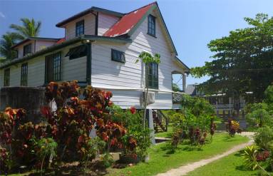 Suriname Plantagentag gepflegte Holzhäuser